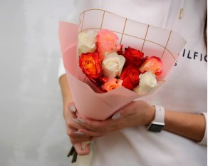 Букет з 9 троянд мікс у стильній упаковці