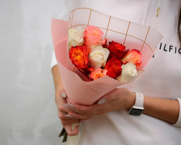 Букет з 9 троянд мікс у стильній упаковці