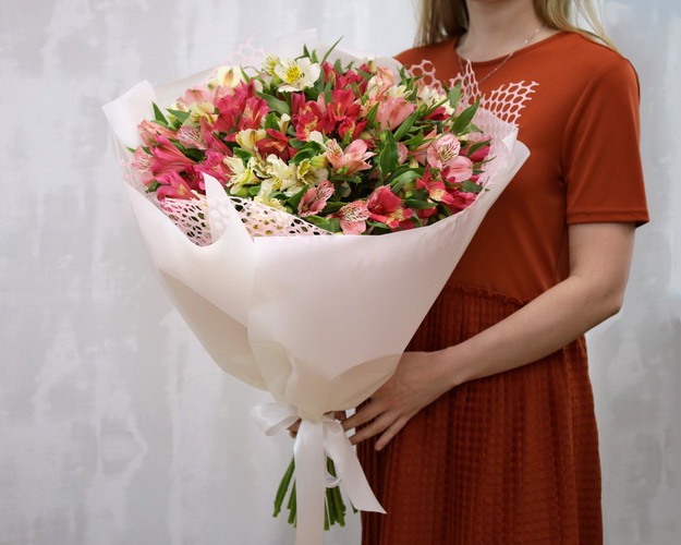 Букет із 35 альстромерій ніжний мікс у стильній упаковці.