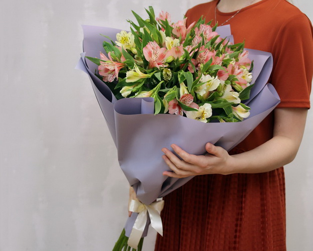 Букет із 15 альстромерій ніжний мікс у дизайнерській упаковці