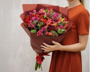 Букет із 17 альстромерій яскравий мікс у стильній упаковці.