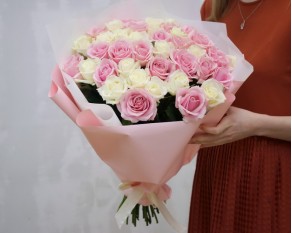 Букет з 39 рожевих і білих троянд в упакуванні