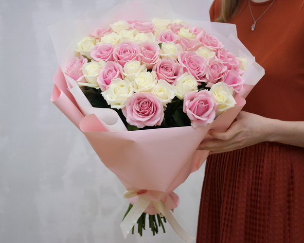 Букет з 39 рожевих і білих троянд в упакуванні