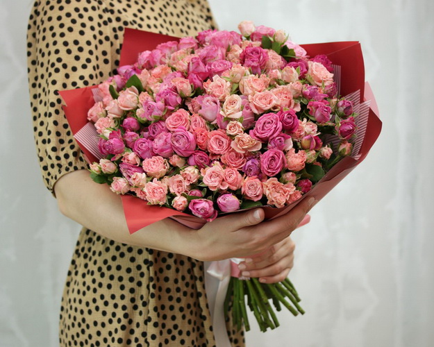 Букет з 39 троянд кущових піоновидних в упакуванні