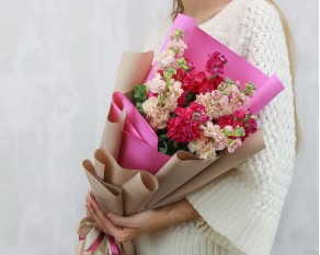 Букет з 9 матіол яскравий мікс у стильній упаковці