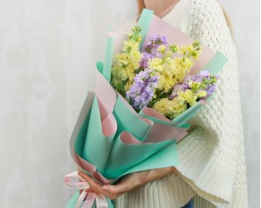 Букет з 7 матіол ніжний мікс у дизайнерській упаковці