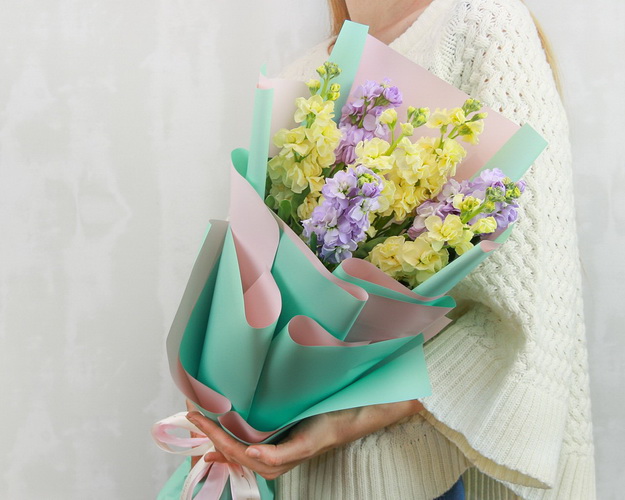 Букет з 7 матіол ніжний мікс у дизайнерській упаковці