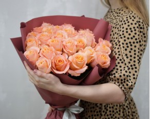 Букет із 25 троянд імпортних в упакуванні