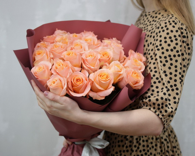 Букет із 25 троянд імпортних в упакуванні