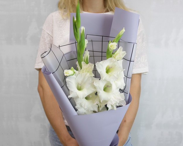 Букет із 3 гладіолусів у дизайнерській упаковці.