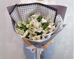 Букет з 5 альстромерій у дизайнерській упаковці