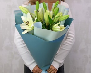 Букет з 3 лілій азіатських у дизайнерській упаковці