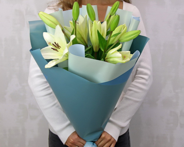 Букет з 3 лілій азіатських у дизайнерській упаковці
