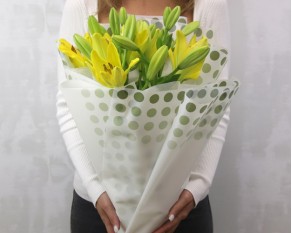 Букет із 5 лілій азіатських у стильній упаковці.