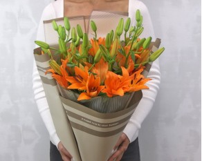 Букет із 7 лілій азіатських у стильній упаковці.