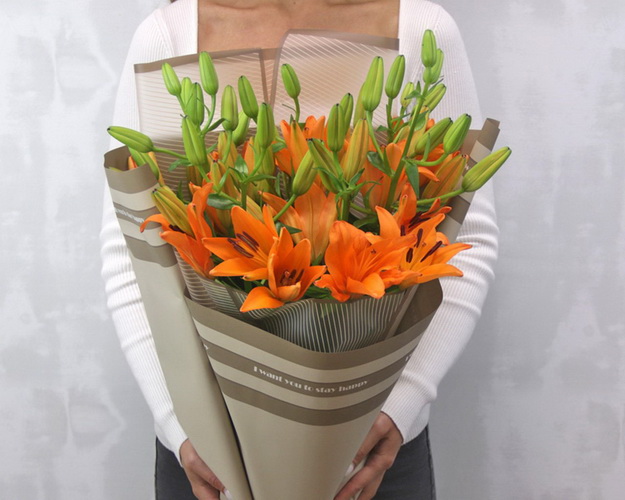 Букет із 7 лілій азіатських у стильній упаковці.