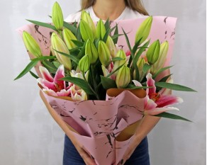 Букет із 7 малинових орієнтальних лілій в упаковці.