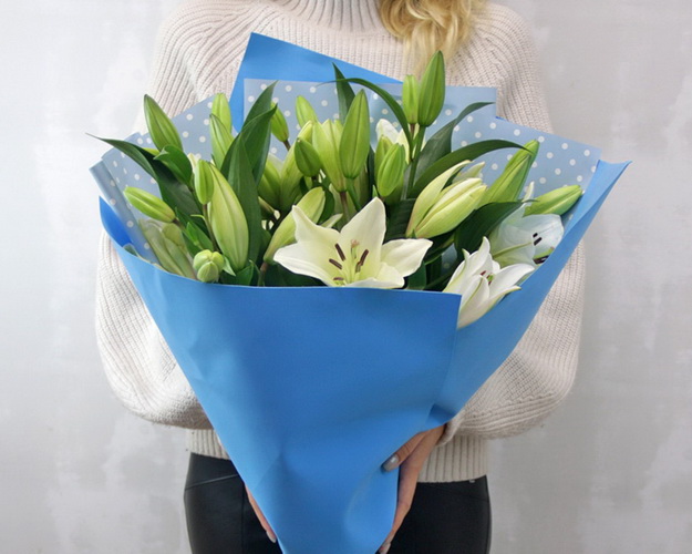 Букет із 7 білих орієнтальних лілій в упаковці