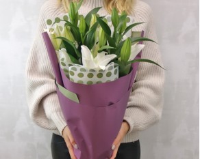 Букет із 3 білих орієнтальних лілій в упаковці.