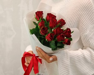 Букет з 11 троянд червоних з упакуванням