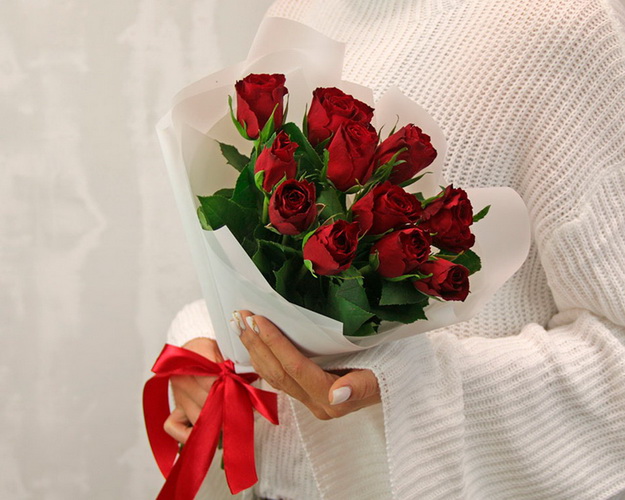 Букет з 11 троянд червоних з упакуванням