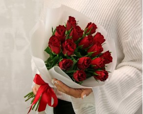Букет із 15 троянд червоних в упакуванні