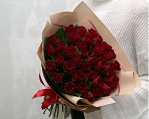 Букет з 35 червоних троянд в упакуванні