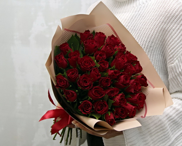 Букет з 35 червоних троянд в упакуванні