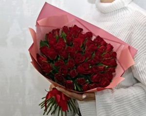 Букет із 51 червоної троянди в упакуванні