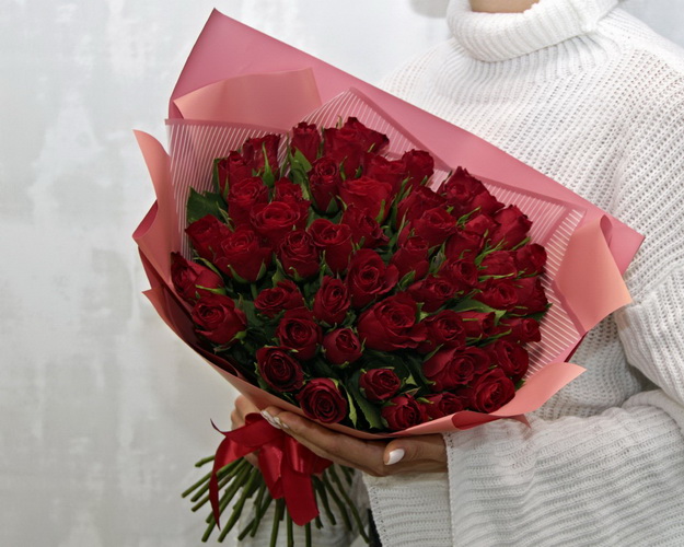 Букет із 51 червоної троянди в упакуванні