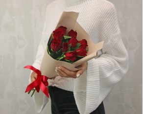 Букет із 9 червоних троянд в стильній упаковці