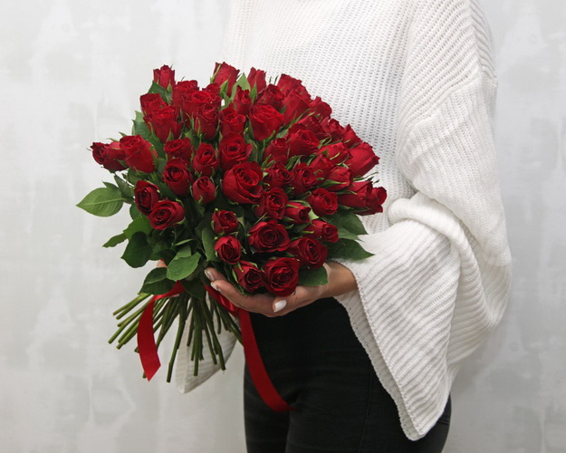 Букет із 51 червоної троянди під стрічку