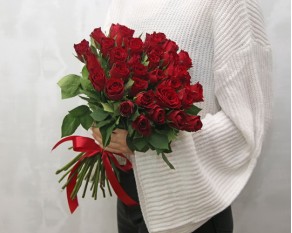 Букет із 35 червоних троянд під стрічку