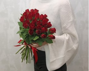 Букет із 25 червоних троянд під стрічку