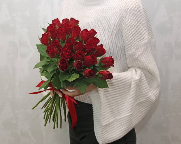 Букет із 25 червоних троянд під стрічку