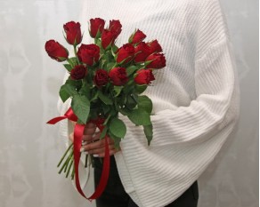 Букет із 15 червоних троянд під стрічку