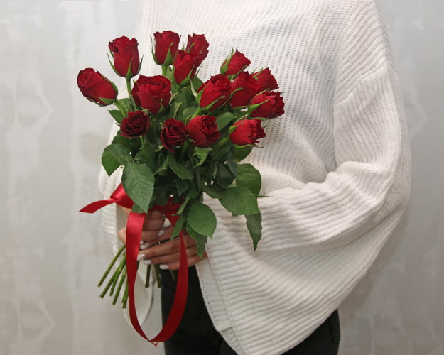 Букет із 15 червоних троянд під стрічку