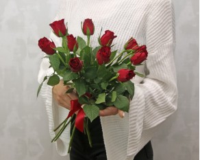 Букет із 11 червоних троянд під стрічку