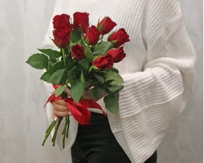 Букет із 9 червоних троянд під стрічку