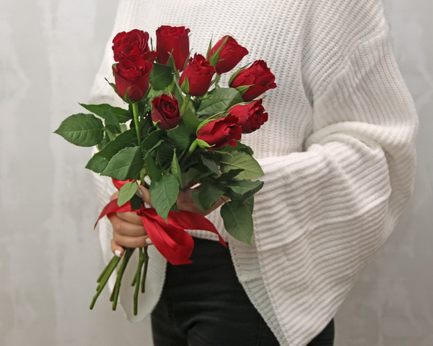 Букет із 9 червоних троянд під стрічку