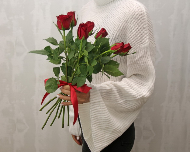 Букет із 7 червоних троянд під стрічку