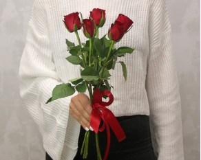 Букет 5 червоних троянд під стрічку