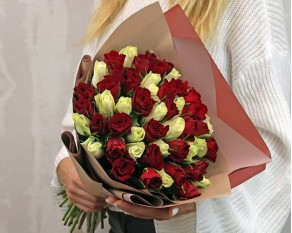 Букет з 51 троянди Доміно