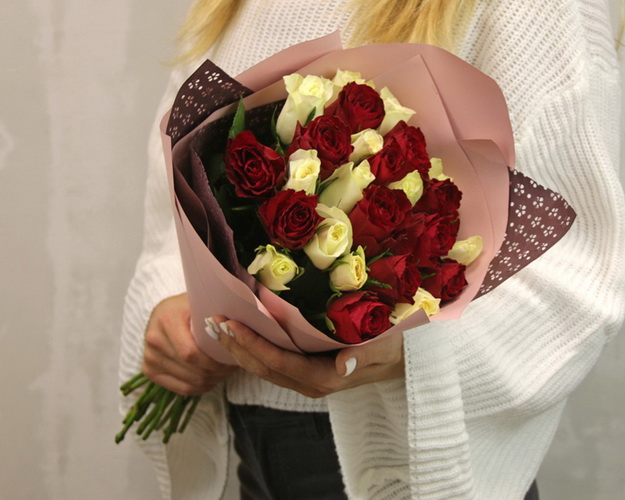 Букет з 25 червоної та білої троянди мікс 35-40 см (Кенія) у стильній упаковці