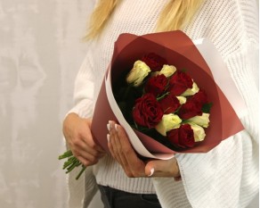 Букет з 15 червоних та білих троянд в упакуванні