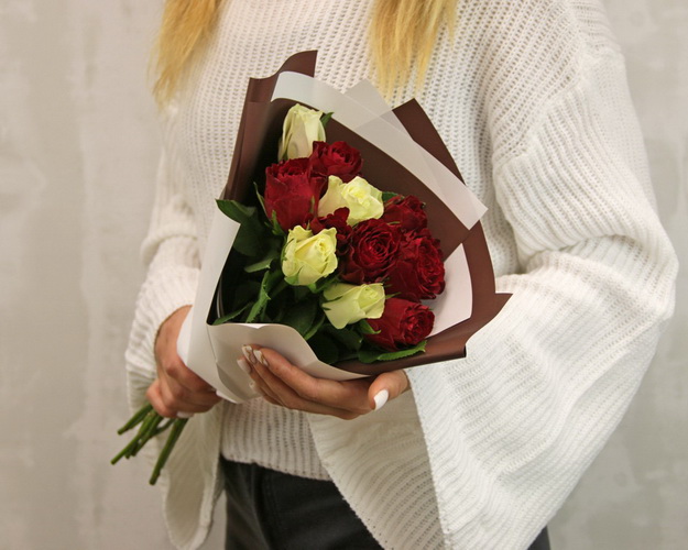 Букет з 11 троянд мікс з упакуванням