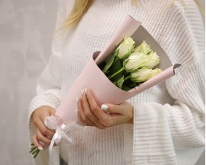 Букет із 7 білих троянд в стильній упаковці