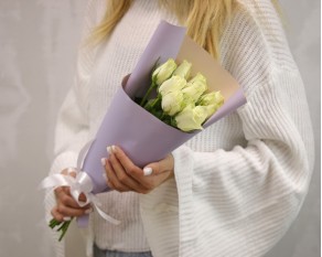 Букет із 9 білих троянд в стильній упаковці