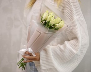 Букет з 11 білих троянд в упакуванні