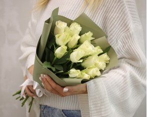 Букет із 15 білих троянд в упакуванні